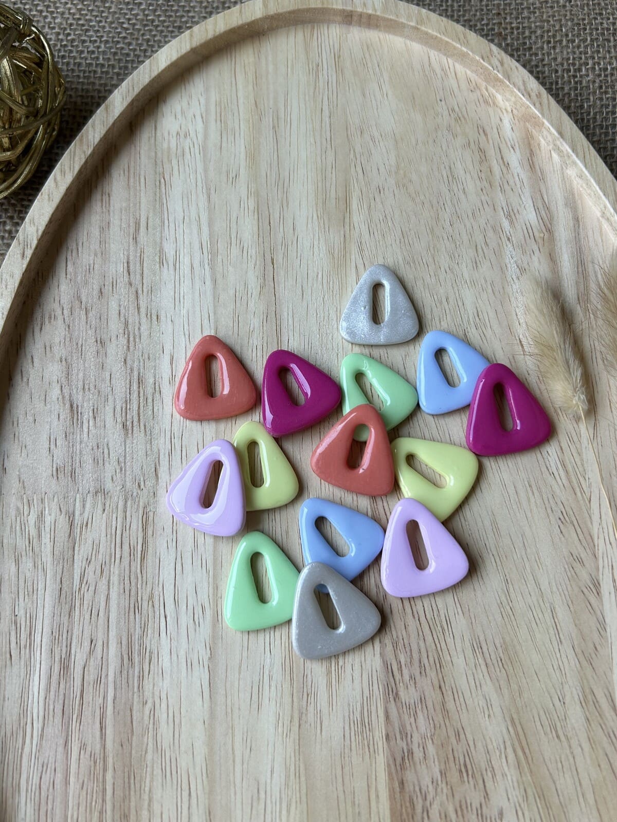 ALBA uni Pampilles triangulaires multicolores de la gamme Alba pour boucles d'oreilles interchangeables Nohulé Création sur un plateau en bois.