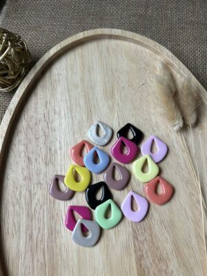 AVA uni Pampilles en forme de gouttes multicolores de la gamme Ava pour boucles d'oreilles interchangeables Nohulé Création sur un plateau en bois.