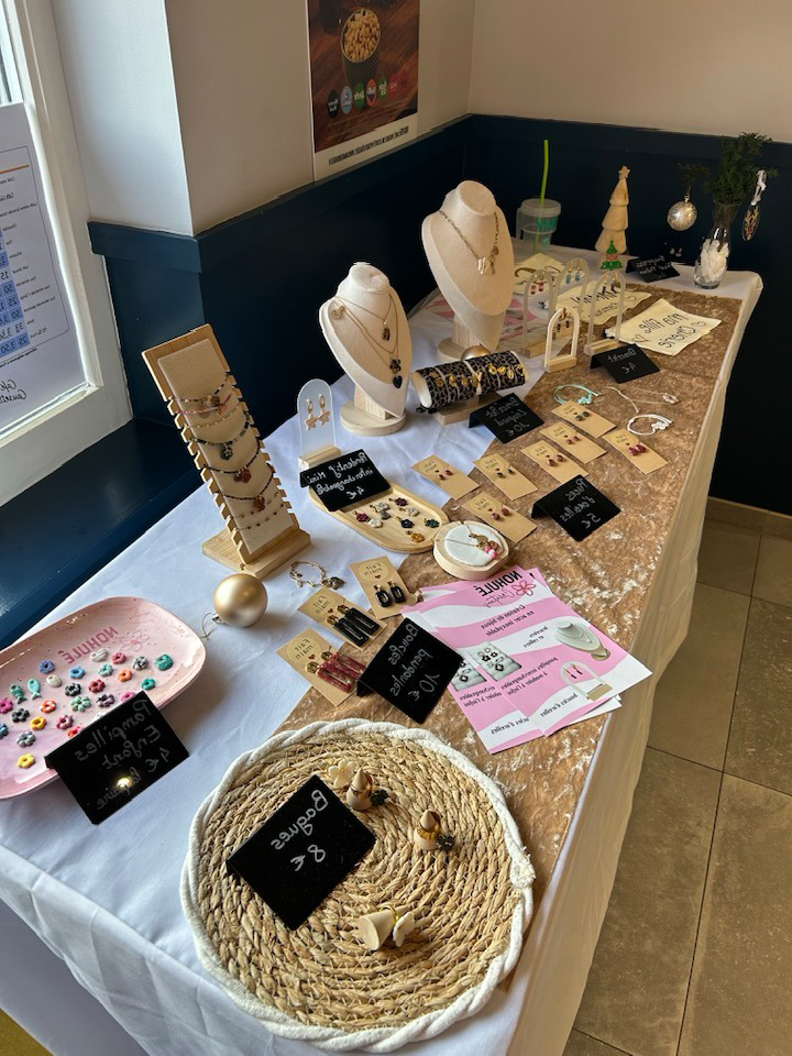 Stand d'exposition Nohulé Création avec présentoirs de bijoux artisanaux, colliers sur bustes, boucles d'oreilles, bracelets et bagues faits main.
