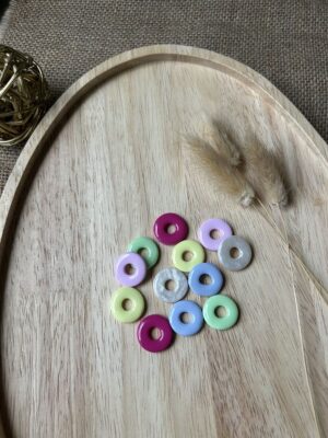 RONDA uni Pampilles rondes en forme d'anneaux multicolores de la gamme Ronda pour boucles d'oreilles interchangeables Nohulé Création sur un plateau en bois